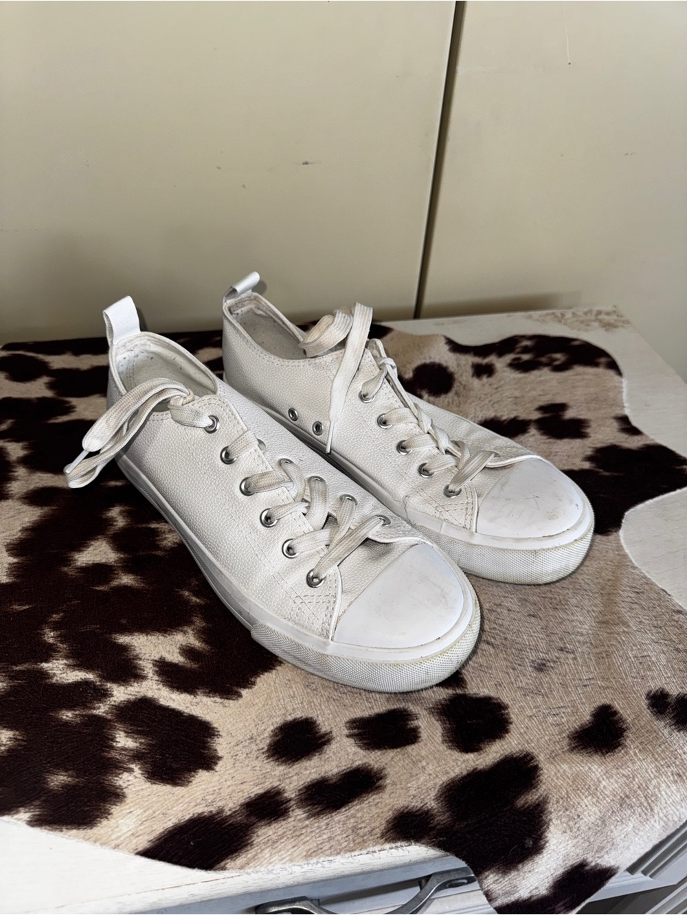 Women’s White Low-Top Canvas Lace-Up Sneakers